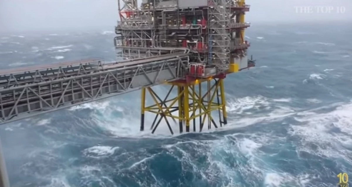 Κύμα – «τέρας» καταπίνει ολόκληρη πλατφόρμα εξόρυξης πετρελαίου – Συγκλονιστικό βίντεο